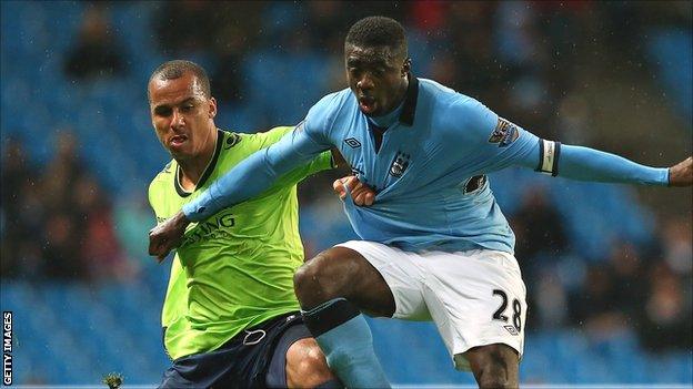 Manchester City's Kolo Toure (r) holds off Gabriel Agbonlahor