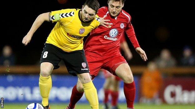 Kevin Deery of Derry City holds off Mark Quigley of Sligo Rovers