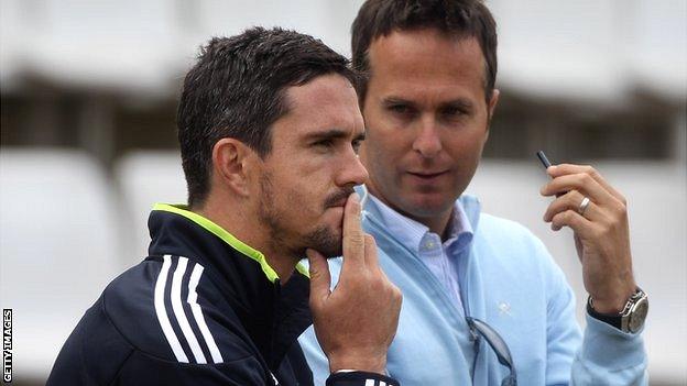 Kevin Pietersen (l) and Michael Vaughan