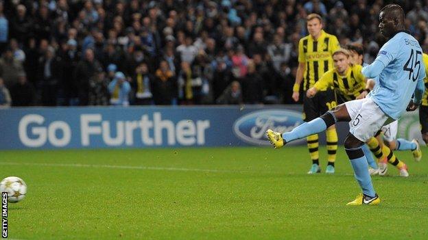 Mario Balotelli scores for Man City with a penalty