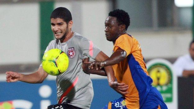 Sunshine Stars forward Osawe Alaba (right) battles with Etoile du Sahel striker Mossab Sassi