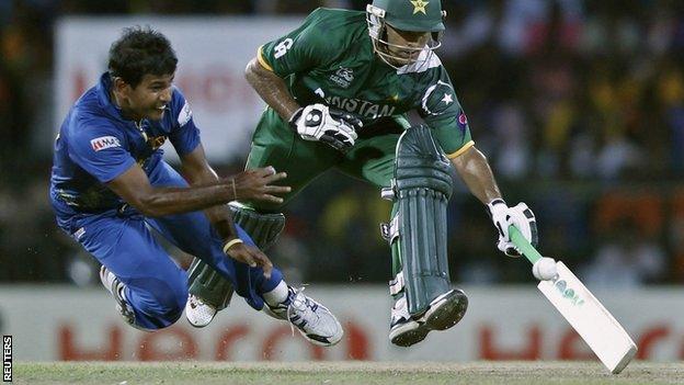 Nuwan Kulasekara looks to run out Mohammad Hafeez