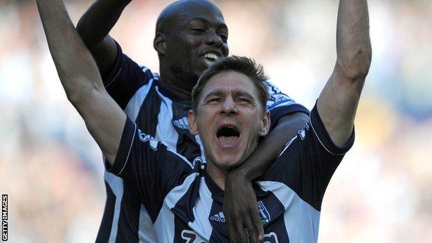 Zoltan Gera and Youssouf Mulumbu celebrate