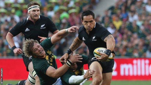 Hosea Gear of the All Blacks moves past Bryan Habana and Duane Vermeulen