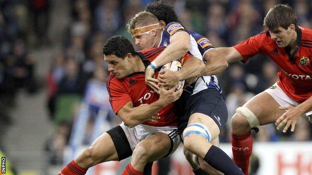 Jamie Heaslip tackles Doug Howlett at the Aviva Stadium