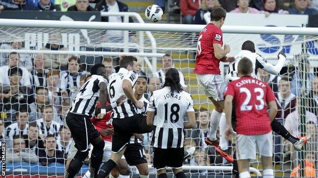 Jonny Evans scores for Manchester United