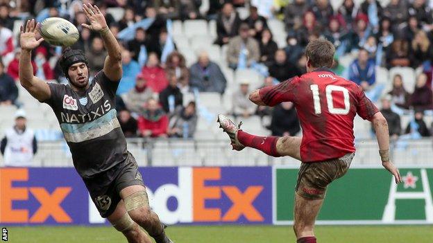 Antoine Battut attempts to charge down a Ronan O'Gara clearance in Paris