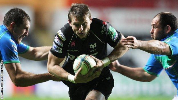 Dan Biggar on the attack against Treviso