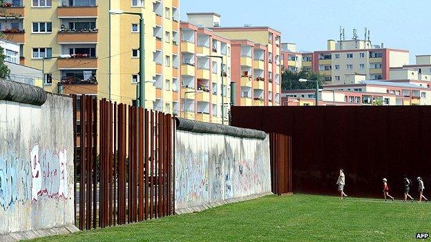 Visitors at the Berlin Wall memorial