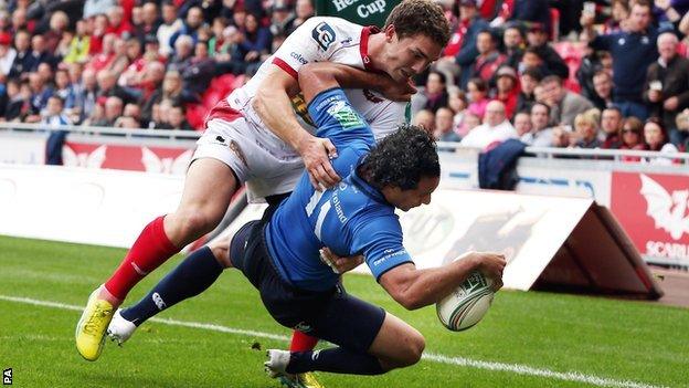 Leinster wing Isa Nacewa holds off George North to score against Scarlets