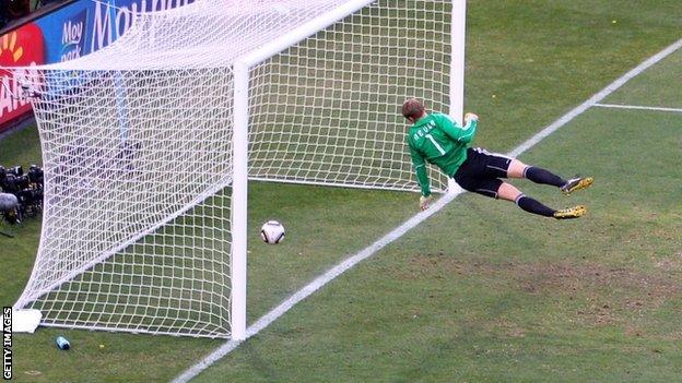 Manuel Neuer is beaten by Frank Lampard's shot at the World Cup of 2010