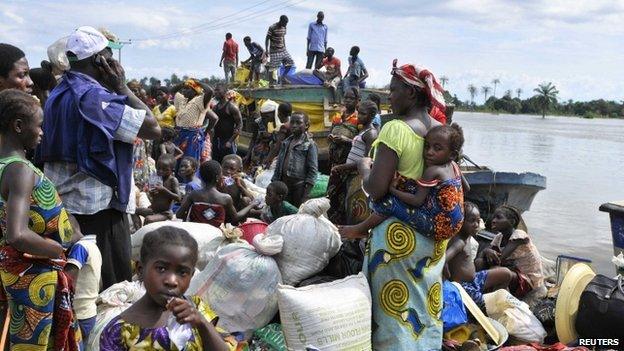 People evacuating from flooding in Odogwu, Ibaji local government area, arrive on the beach of Idah in Nigeria's central state of Kogi - 28 September 2012