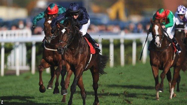 Kingsbarns (centre) goes on to win the Racing Post Trophy