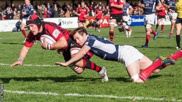 Guy Thompson scores a try