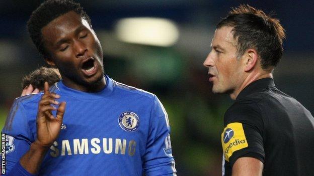 Chelsea's Jon Obi Mikel (l) complains to referee Mark Clattenburg