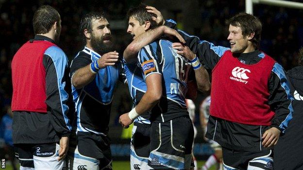 Glasgow celebrate the try by Peter Murchie (centre)