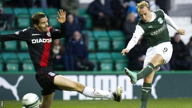 Leigh Griffiths scores for Hibernian against St Mirren