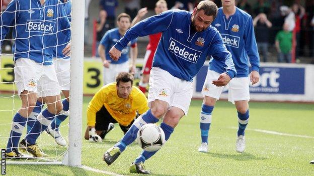 Gary Hamilton in action for Glenavon against Cliftonville