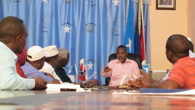 Mohamed Nur chairs a meeting in Mogadishu's new Chamber of Commerce