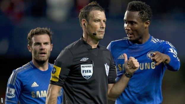 Chelsea's Jon Mikel Obi (l) complains to referee Mark Clattenburg