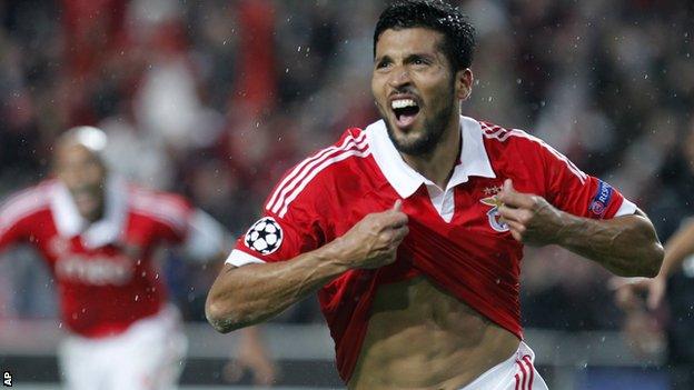 Ezequiel Garay celebrates for Benfica