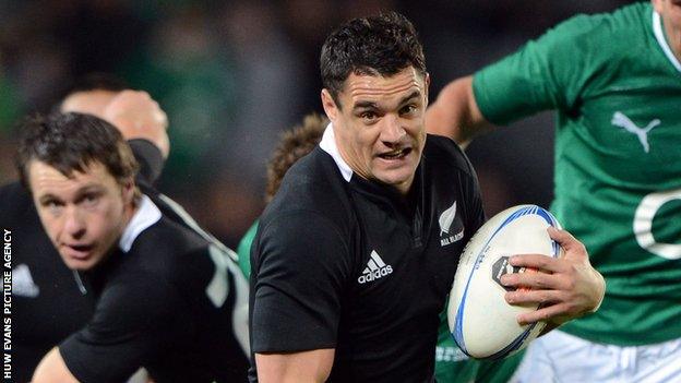 Dan Carter playing for New Zealand against Ireland