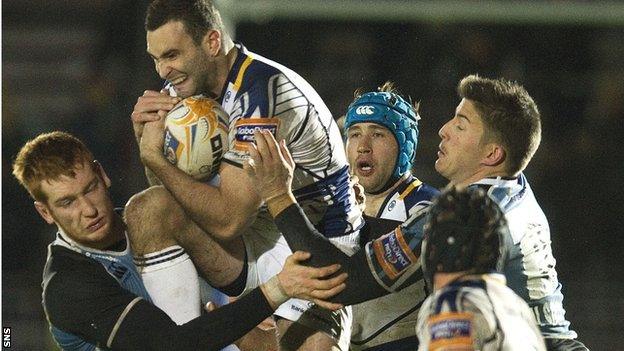 Leinster's Dave Kearney is surrounded by Glasgow Warriors