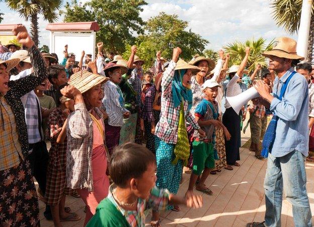 Farmers protesting outside the main entrance to the Wangbao mine camp.