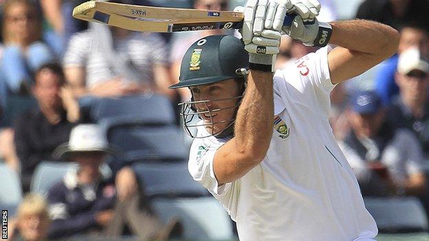 Faf du Plessis drives for South Africa