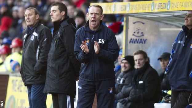 Kilmarnock manager Kenny Shiels encourages his players