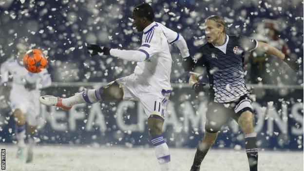 Ideye Brown (L) of Dynamo Kyiv challenges Domagoj Vida of Dinamo Zagreb