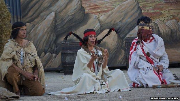 Actors perform Rue de la Chute in Nantes