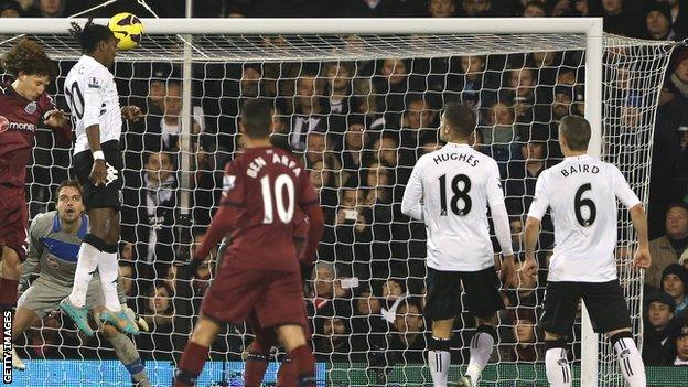 Hugo Rodallega scores