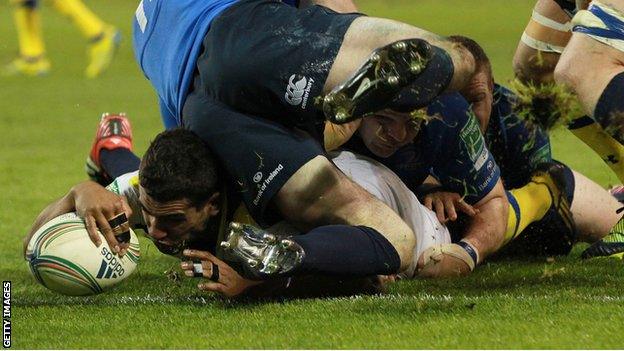 Clermont's Wesley Fofana scores his side's try