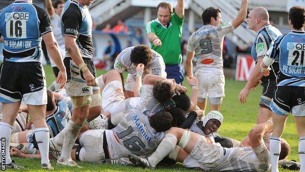 Castres scored late in the game when Glasgow were down to 13 men