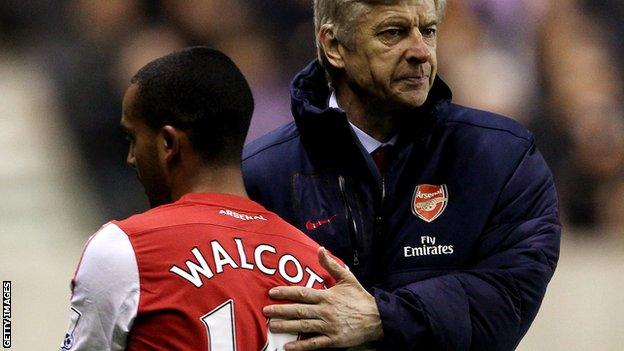 Arsenal manager Arsene Wenger hopes Theo Walcott will sign a new contract with the Gunners.