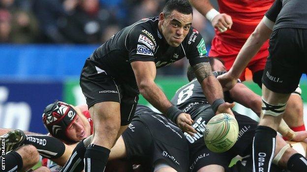 Ospreys' Khan Fotuali'i passes the ball from a maul.