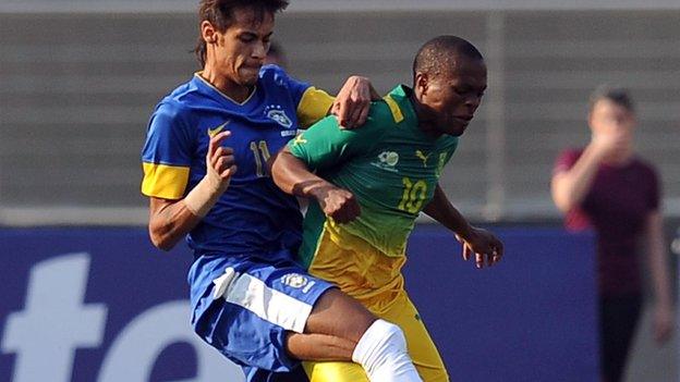 Thulani Serero (right)