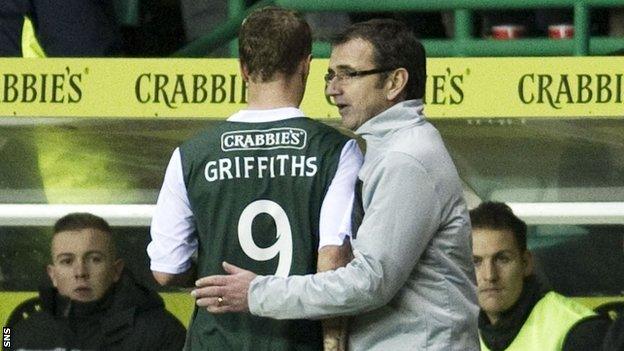 Leigh Griffiths is congratulated by Hibs manager Pat Fenlon