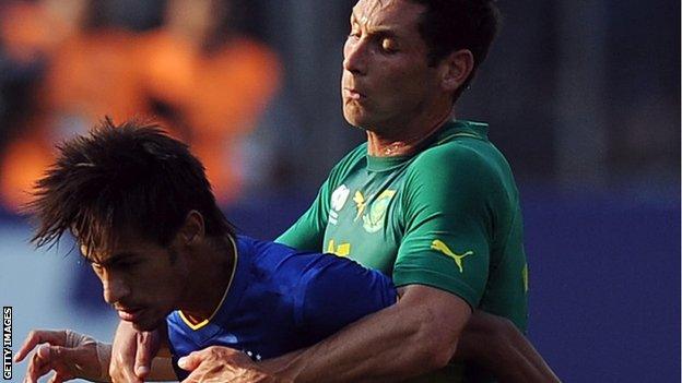 Dean Furman (r) challenges Brazil's Neymar