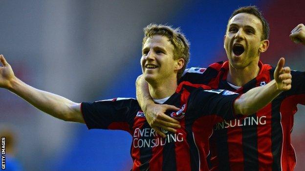 Euan O'Kane (l) celebrates with Marc Pugh