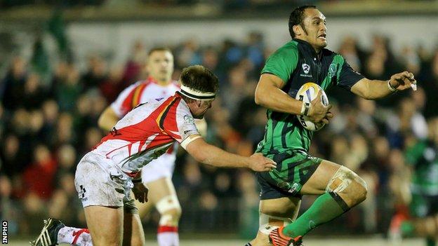 George Naoupu outpaces Nic Cudd to score Connacht's second try in Saturday's game