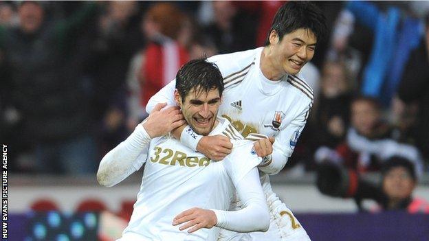 Danny Graham of Swansea City celebrates scoring the equalising goal against Arsenal with Ki Sung-Yueng