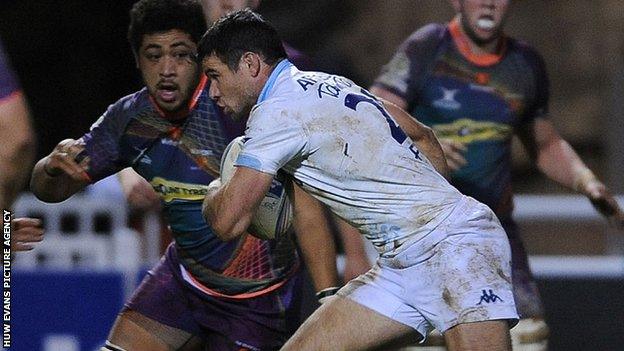 Mike Phillips on the attack for Bayonne against Newport Gwent Dragons