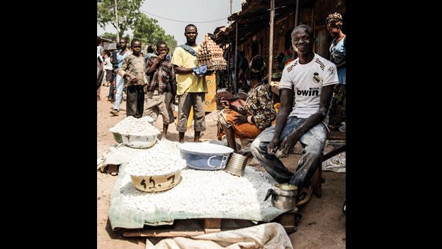 A man selling "gozo" in Bangui