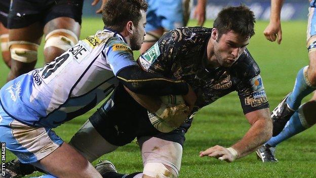 Johnnie Beattie crashes over for Montpellier despite the attentions of Danny Cipriani