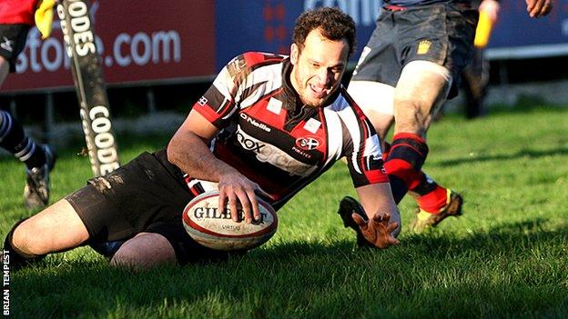 Wes Davies scores for the Cornish Pirates