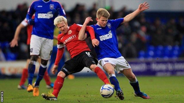 Barnsley's David Perkins and Ipswich's Luke Hyam