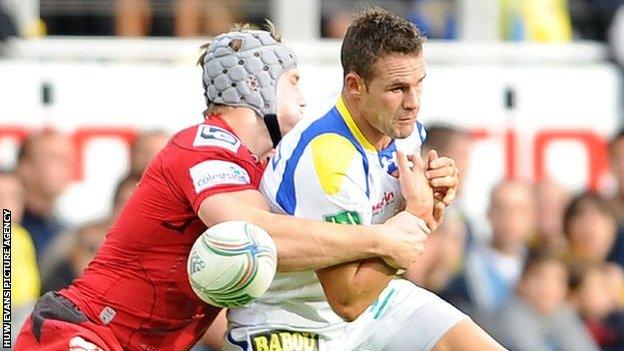 Lee Byrne in action against the Scarlets