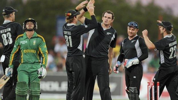 New Zealand celebrate a wicket